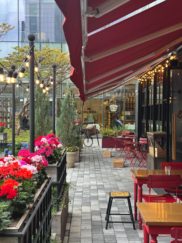 지금이야! 테라스에 앉아 Chill하게 와인 마시기